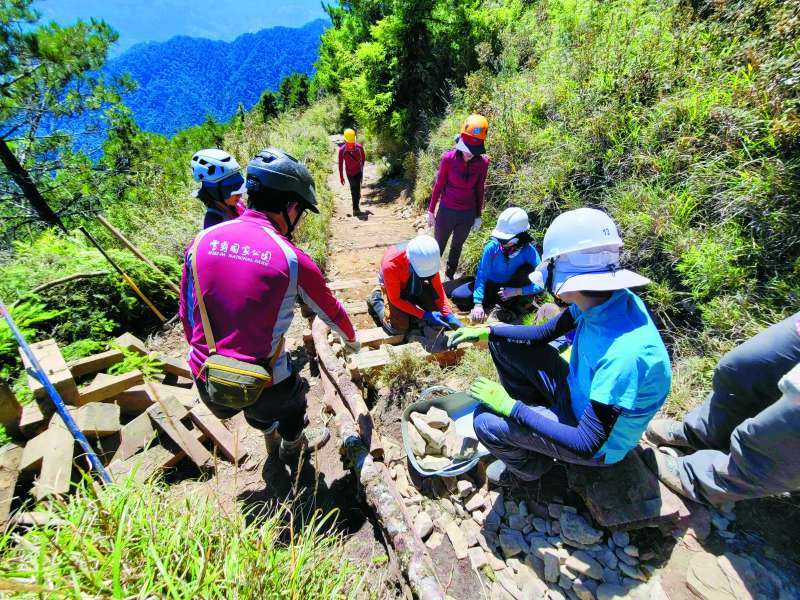 The maintenance of trail facilities is a cooperative project often involving enterprises and NGOs. / Provided by the SNPH