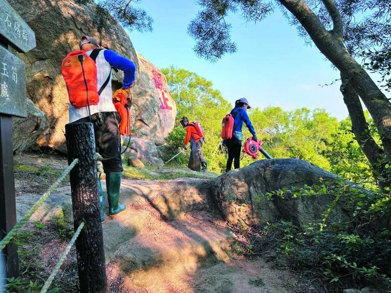 協助清除落葉雜草／金管處 提供