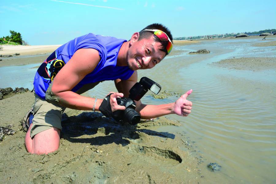 Huang Shih-Chieh’s “Golden Right Hand” is his most reliable
companion in photography. (Taken at Kinmen National Park.)
