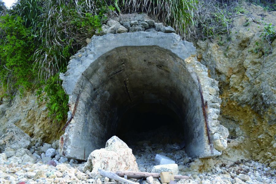 格納壕前端以混凝土牆構築，內部為石灰岩壁