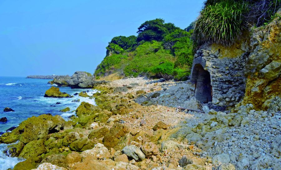 建於海岸礁岩間的格納壕／郭吉清 提供