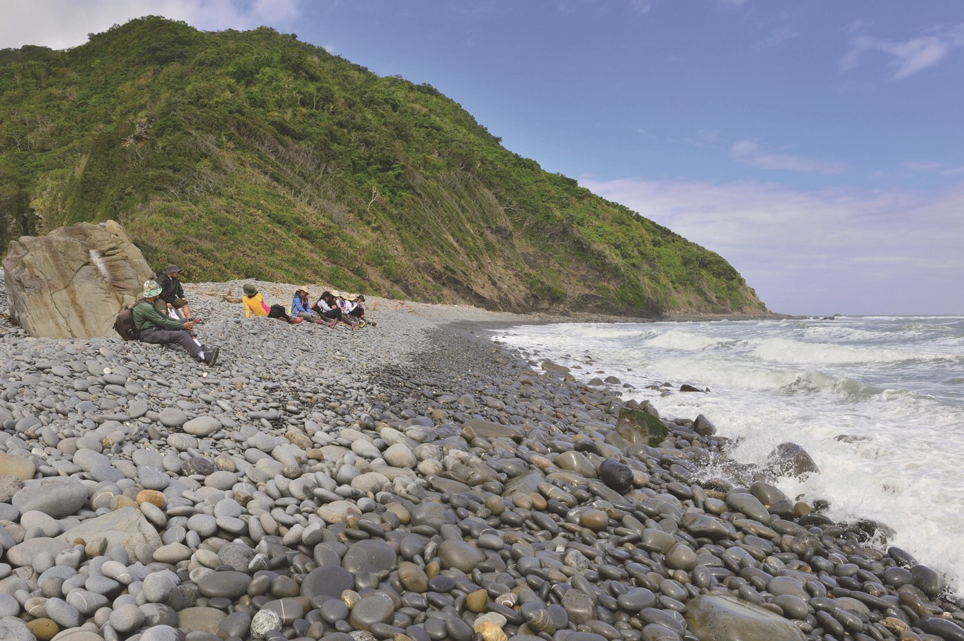Interpreters guide visitors in listening to the sound of waves.