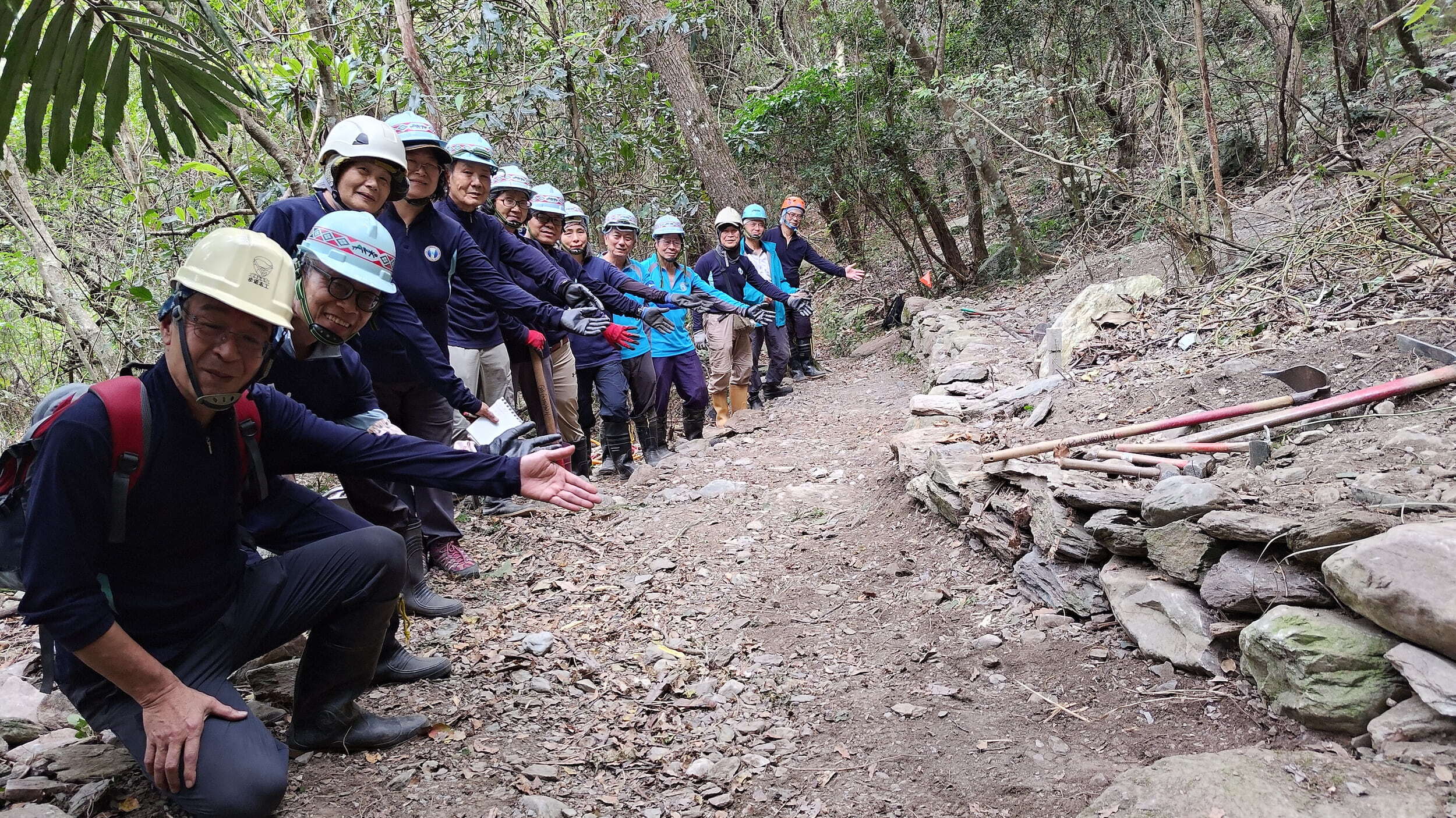 步道志工隊如細流涓涓不息，是園區復建之路小小的堅定伙伴 (太管處提供，蔡佩芳攝)