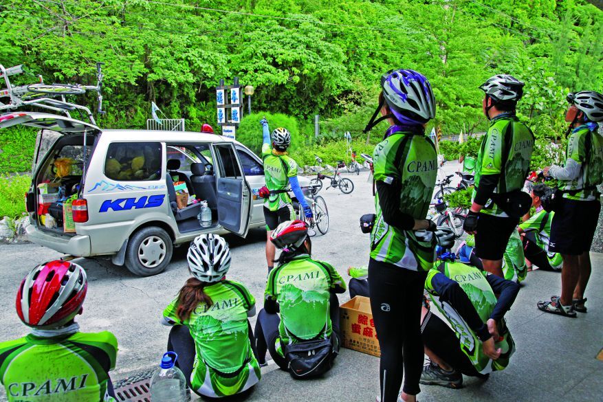 保母車（補給車）是車隊的強大後盾，提供補給、維修、行李
運送及體力不支時的人員接駁等協助

