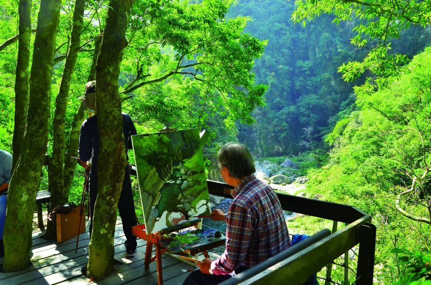 Whether through paintbrush, keyboard, or camera lens, each has captured a fragment of time for Taroko—a witness to that 
very moment.