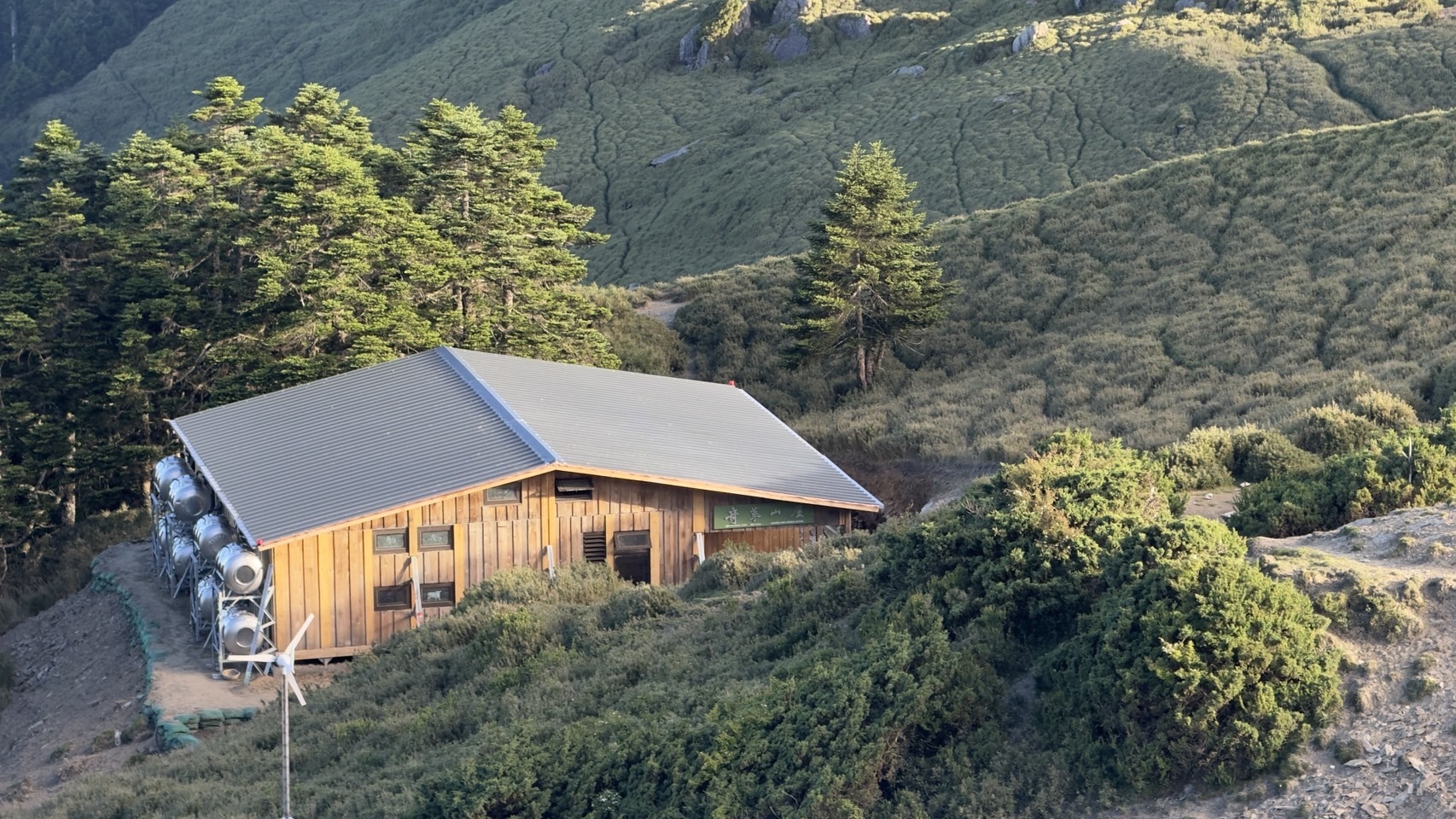 僅重27噸的輕量山屋,落實無痕山林與環境永續。(太管處提供)