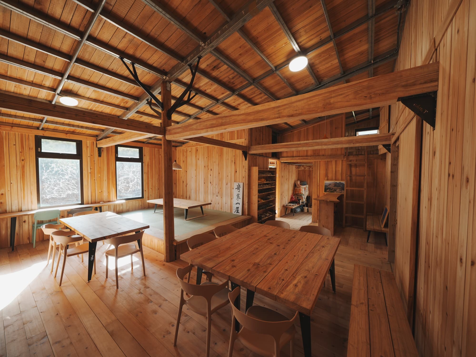 Unpainted natural cedar building materials preserve the wood's warmth and humidity-regulating functionality.(Provided by Windtoland Architects, Photographed by CHEN, Min-Jia)
