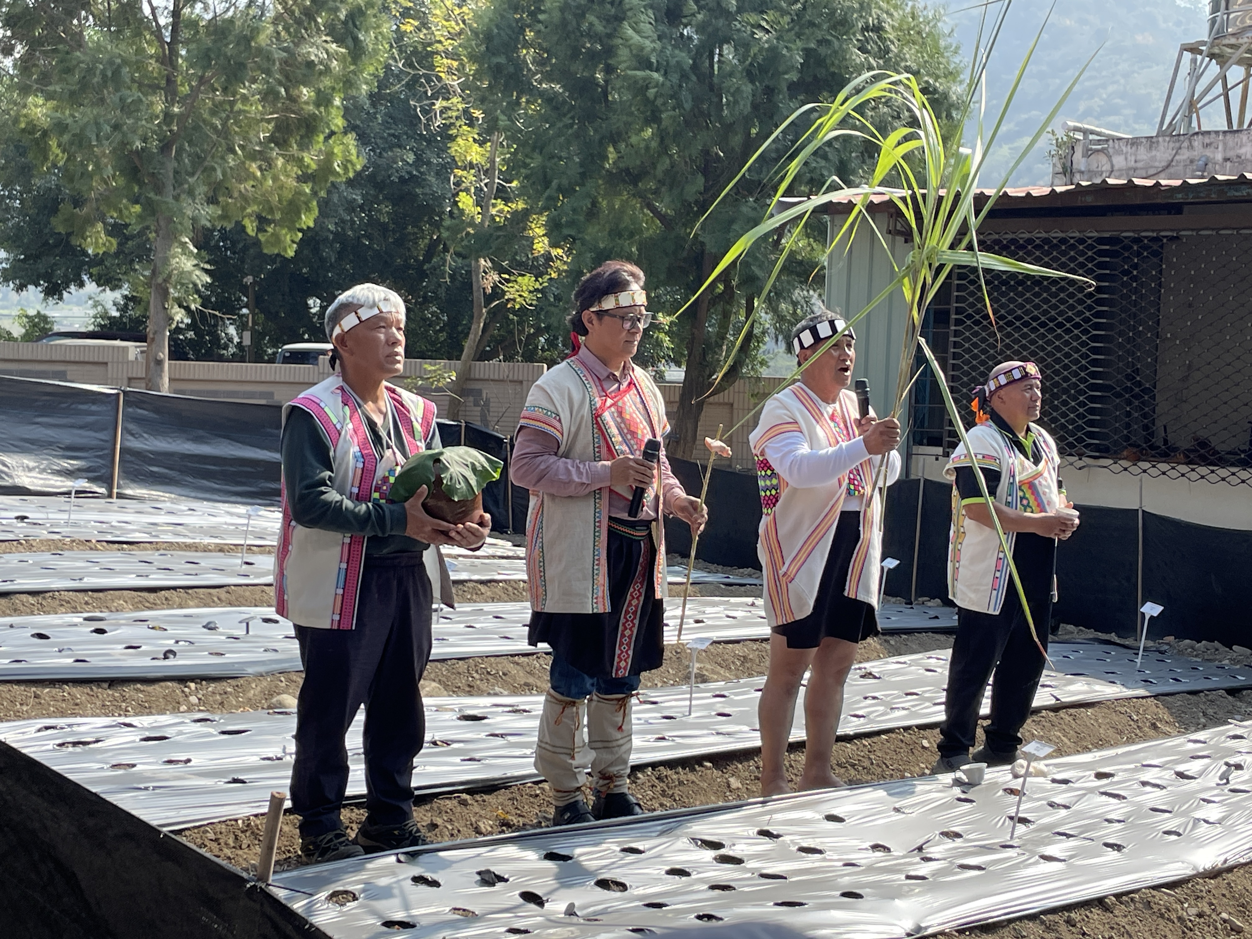 學校師長與部落長老主持播種祭。（阿之寶有限公司提供）